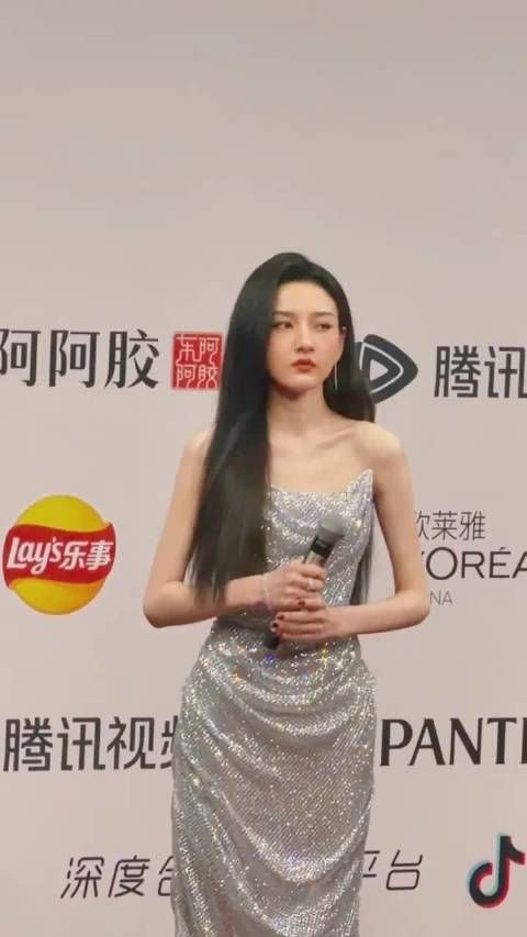 宋祖儿黑长直造型展现高雅气质