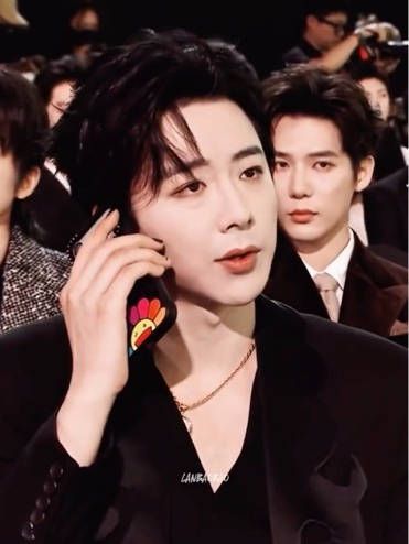 刘宇宁内场接电话第一人