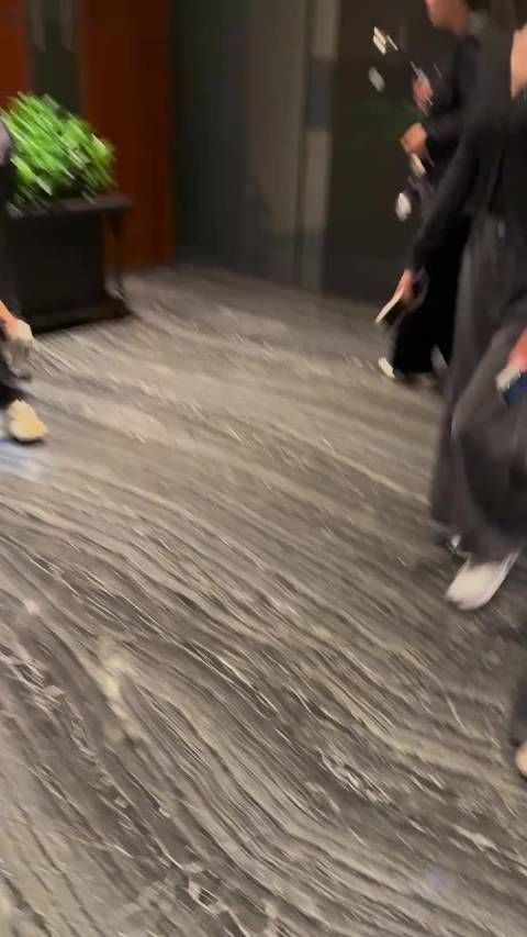 秦岚40十几岁这状态也太好了吧！昨日被粉丝偶遇奔跑着进酒店，这身材宛如少女