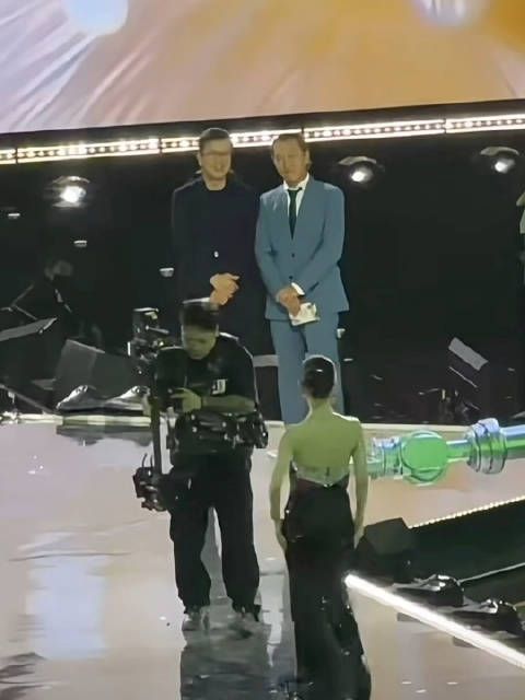 赵露思获年度影响力人物奖，侯鸿亮颁奖