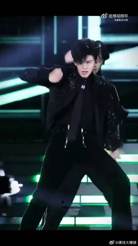 任嘉伦切换唱跳爱豆模式，跨年舞台引热议