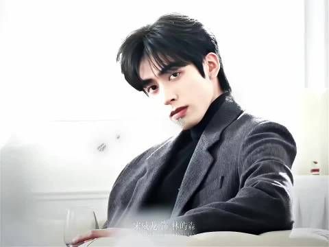 宋威龙雪景黑大衣造型封神，高知精英感适配度拉满