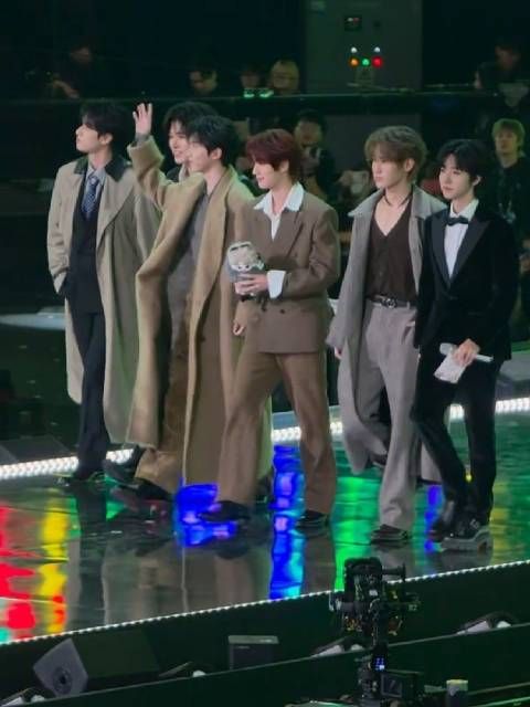 贺峻霖主持星光大赏时下台与时代少年团成员同台