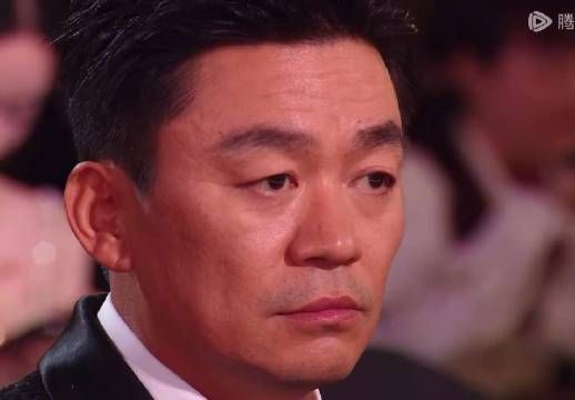 段奕宏星光大赏显疲惫，网友呼吁减少老人熬夜活动