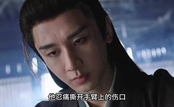 他忍痛撕开手臂上的伤口，然后将一张纸条嵌入血肉之中 ✘