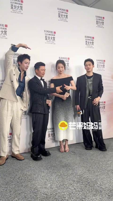 王宝强比心有种老实人豁出去的感觉，别让老年人干这些啊啊