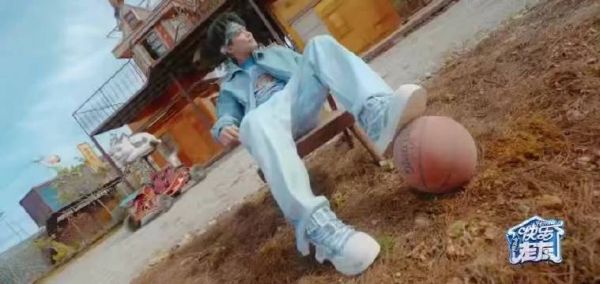 苏醒浅蓝色穿搭，手拿篮球，这少年感都快要溢出屏幕了！