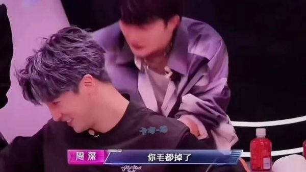 周深 脸都笑烂了 无时无刻都在唱歌