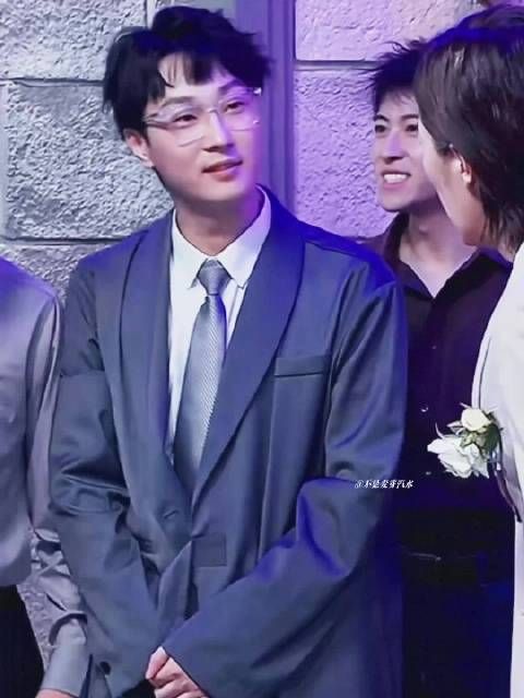 喜剧大会之穿大两号西装误闯别人婚礼☝️ 打听式参加