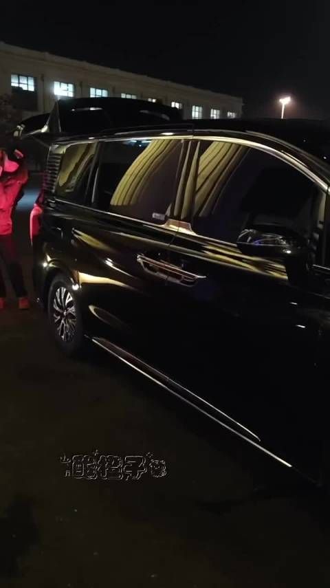 王鹤棣哈尔滨机场出发！平等的饭撒了每一位粉丝