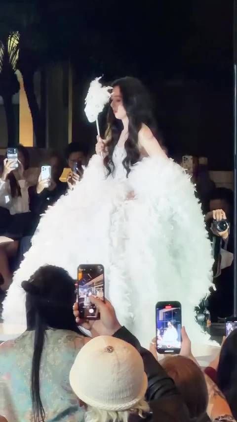 张予曦穿白色羽毛裙回眸轻笑