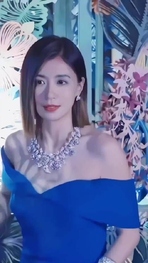 贾静雯穿蓝色深v长裙