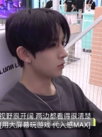 嘴唇总是干裂结痂的样子像唇环