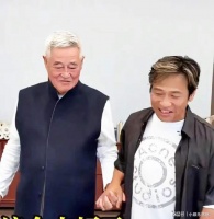 12月21日凌晨宋小宝晒出看望赵本山的视频，这波师徒同框暖到网友