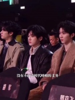 张艺凡星光大赏遇粉丝高喊倒闭，时代少年团台下笑作一团