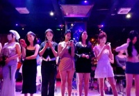 莎莎舞厅里的奇装异服让人眼花缭乱