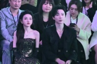 宋祖儿帮刘宇宁整理头发～好贴心的祖儿