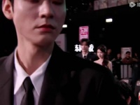 代表荣誉的奖杯就在面前，但我的眼神却只想追随你！磕了磕了