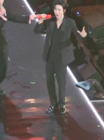 刘宇宁舞台表演引热议，身材优越获赞内娱顶级