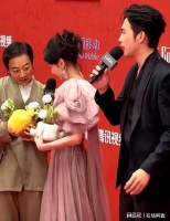 张彬彬人笨又勤快，好心帮毛晓彤提裙子差点让她走光，被导演打手