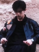 易烊千玺生活随拍引粉丝效仿捕捉生活细节