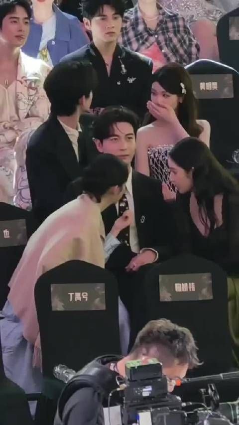 陈星旭看似无奈，实则听得聚精会神