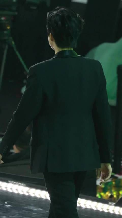 这个优秀的刘宇宁啊~上台领奖走的这一段路~反复看了800遍 绅士风度翩翩