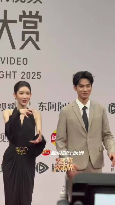 王玉雯的红毯pose好抽象啊，一旁的龚俊都被整笑了哈哈