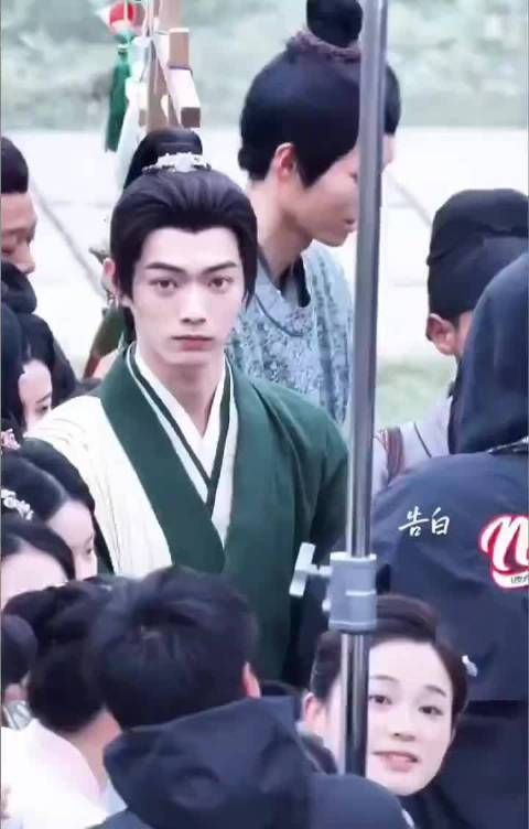 许凯叮嘱代拍注意安全，半脱离于正后专注拍戏