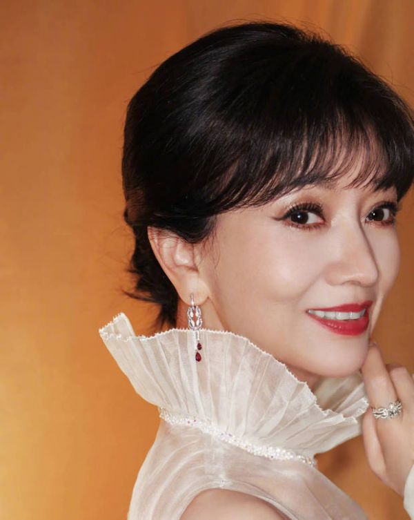 赵雅芝侧头托腮，温柔又精致。