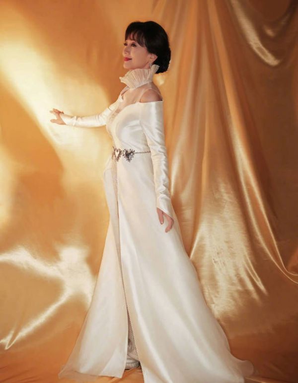 赵雅芝气质温婉又灵动。