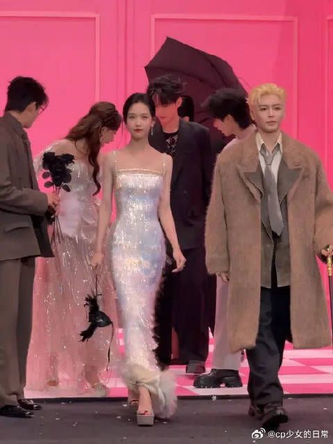 侯明昊陈都灵亮相红毯，你们觉得有cp感吗