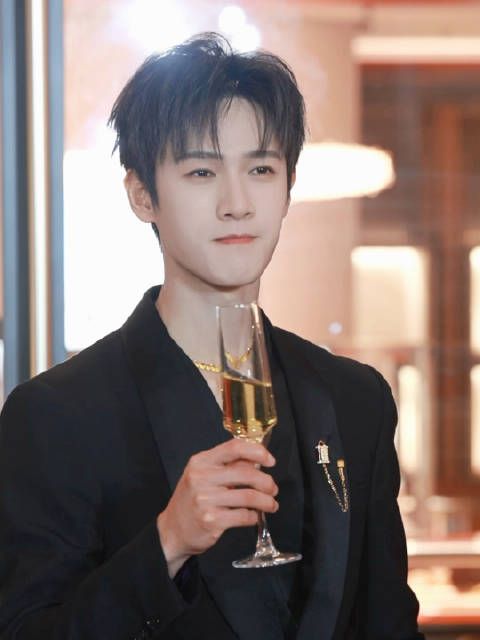 李昀锐的香槟时刻 我天好薄好帅一人 .