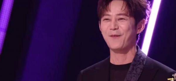 那英这期的造型完全被头发吸引住了，被压在丝巾里好想替那姐撩出来啊！