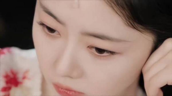 谭松韵侠女造型惊艳亮相，清冷凌厉诠释古早侠客