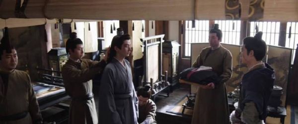 成毅新剧安检戏份引热议,谢淮安被360度无死角扫描