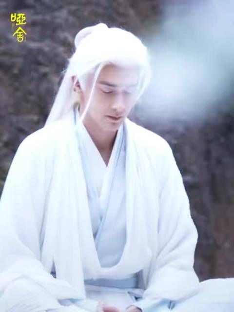 高伟光时隔5年再以白发帝君造型亮相