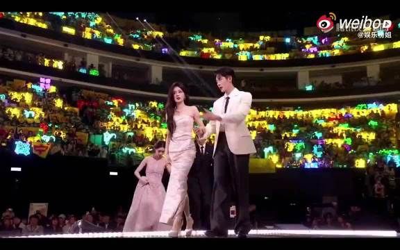 孟子义星光大赏领奖不慎摔倒