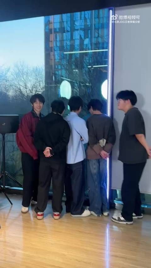 报告！ 发现蓝色衬衣融融@JDG清融v ，是爱凑热闹的