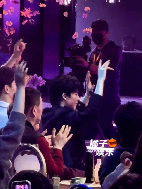 捕捉到一个台下超捧场的刘宇宁 宇宁哥完全捧场王来着