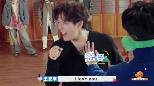 王安宇不愧跟邓超是一个星座，冷不丁就玩嗨了