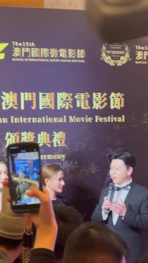 窦骁远程给何超莲送祝福