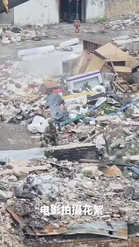 一开始还以为是俄乌战争残酷的战场 ， 弄半天这是在拍电影呢？