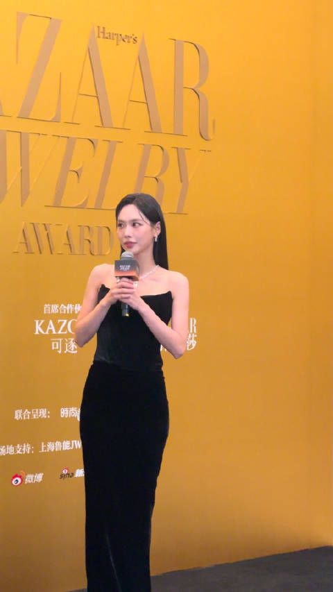 亮相纯黑色修身造型简直“好长一条人”