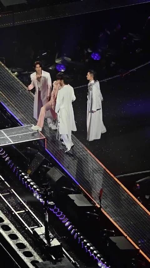 阿信摔下舞台F3全员上前关心