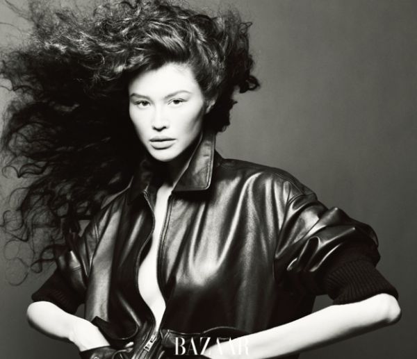 何穗黑皮外套搭随性造型，卷发肆意飞扬。