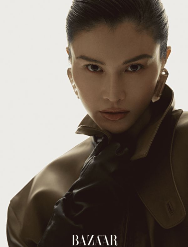 何穗深调造型配夸张耳饰，特写衬出锐利神态。