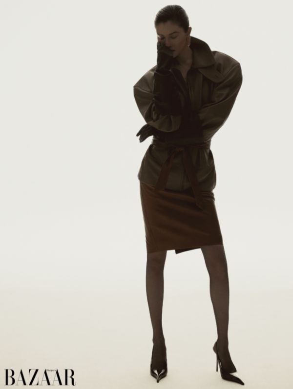 何穗棕调收腰套装造型，侧身姿态松弛裹着利落。