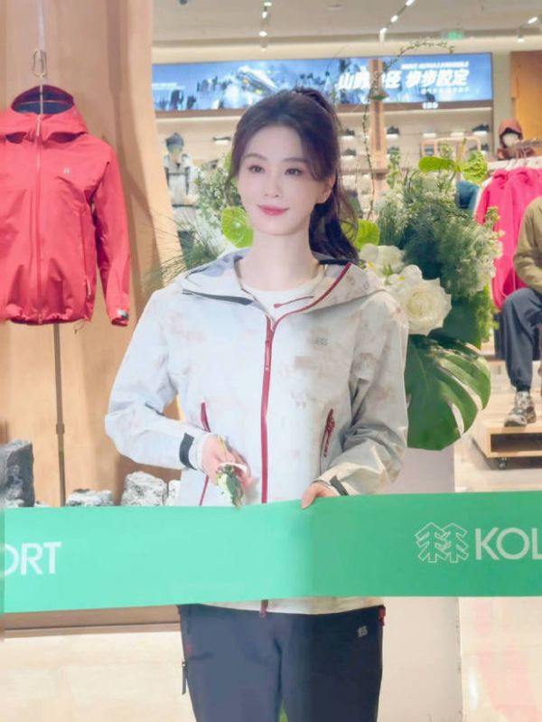搜狐娱乐讯 12月23日,刘诗诗现身某品牌的站台活动,只见她梳着高马尾配运动装,状态超好。