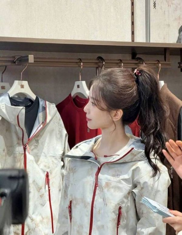 刘诗诗五官精致。